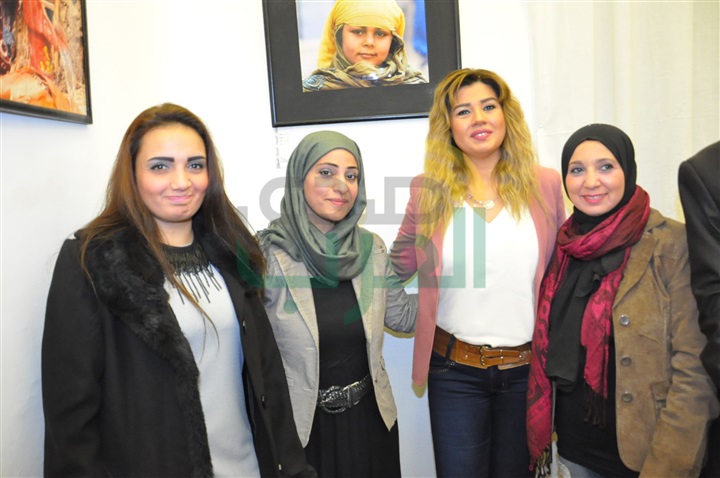 بالصور.. رانيا فريد شوقي تفتتح معرض "لمسة أمل" للفن التشكيلى