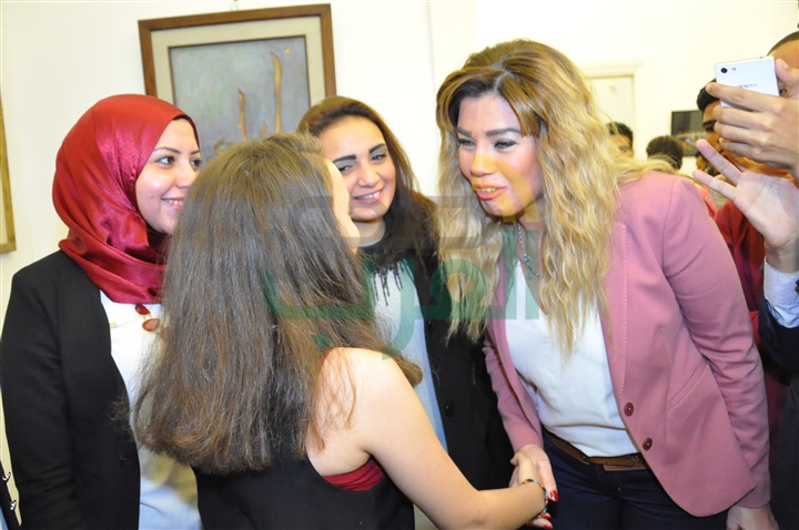 بالصور.. رانيا فريد شوقي تفتتح معرض "لمسة أمل" للفن التشكيلى