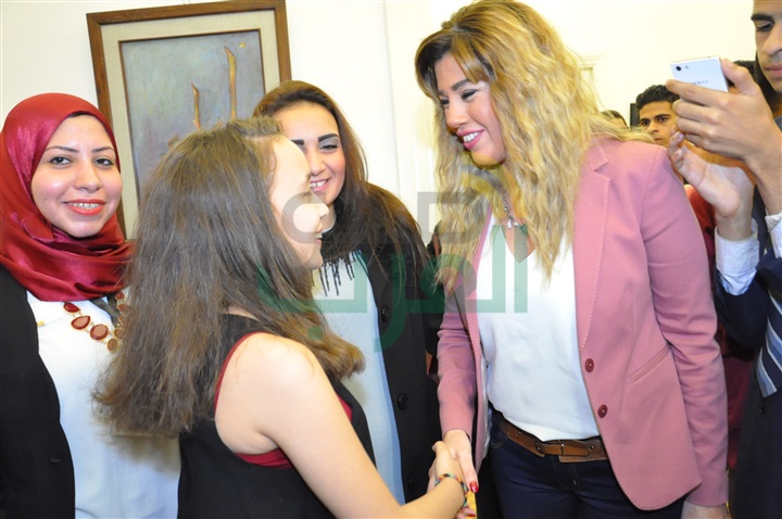 بالصور.. رانيا فريد شوقي تفتتح معرض "لمسة أمل" للفن التشكيلى