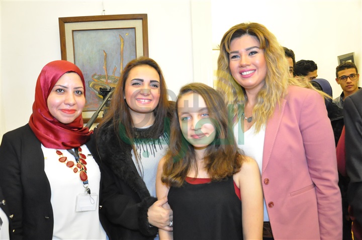 بالصور.. رانيا فريد شوقي تفتتح معرض "لمسة أمل" للفن التشكيلى