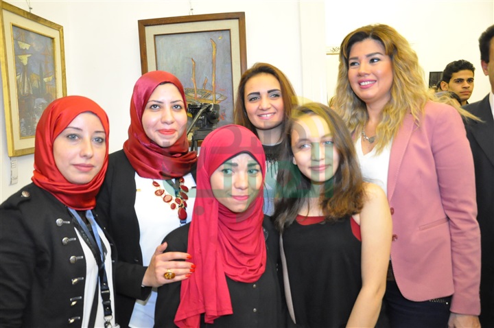 بالصور.. رانيا فريد شوقي تفتتح معرض "لمسة أمل" للفن التشكيلى
