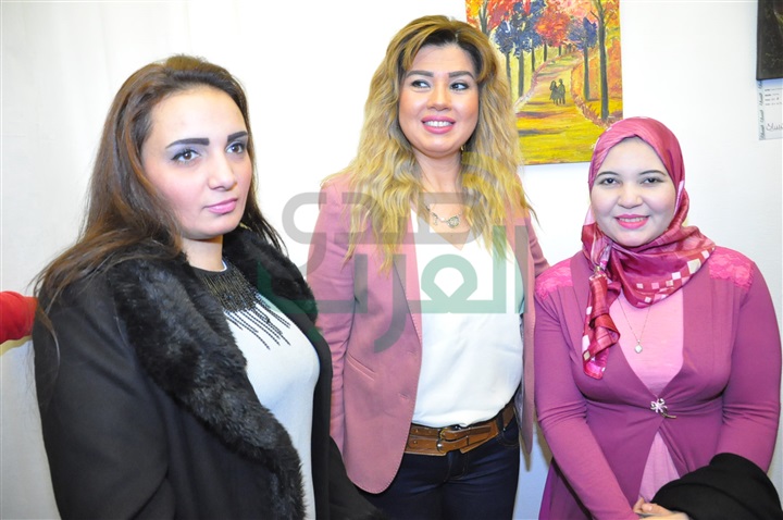 بالصور.. رانيا فريد شوقي تفتتح معرض "لمسة أمل" للفن التشكيلى