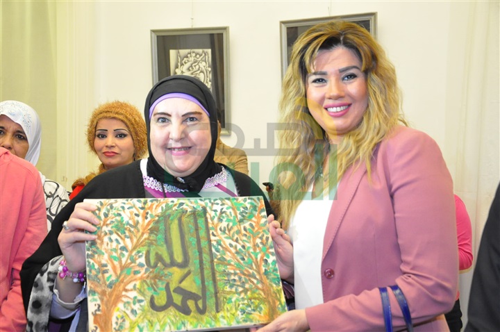 بالصور.. رانيا فريد شوقي تفتتح معرض "لمسة أمل" للفن التشكيلى