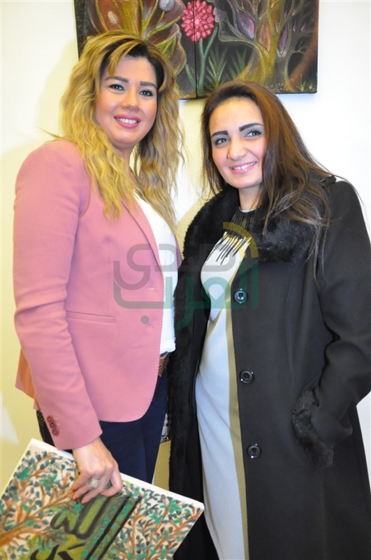 بالصور.. رانيا فريد شوقي تفتتح معرض "لمسة أمل" للفن التشكيلى