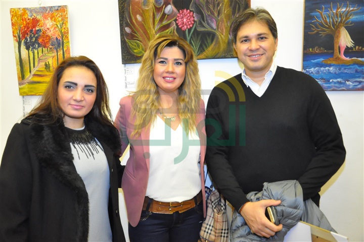 بالصور.. رانيا فريد شوقي تفتتح معرض "لمسة أمل" للفن التشكيلى