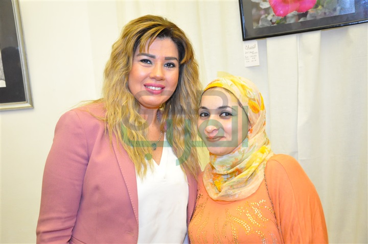 بالصور.. رانيا فريد شوقي تفتتح معرض "لمسة أمل" للفن التشكيلى