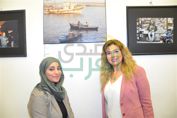 بالصور.. رانيا فريد شوقي تفتتح معرض "لمسة أمل" للفن التشكيلى