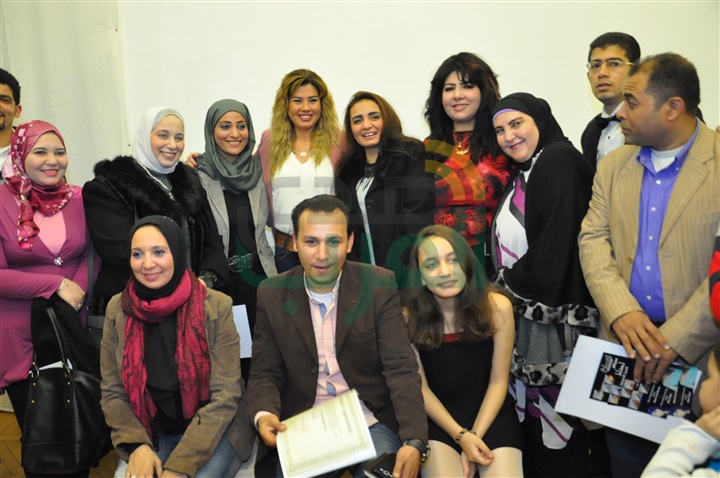 بالصور.. رانيا فريد شوقي تفتتح معرض "لمسة أمل" للفن التشكيلى