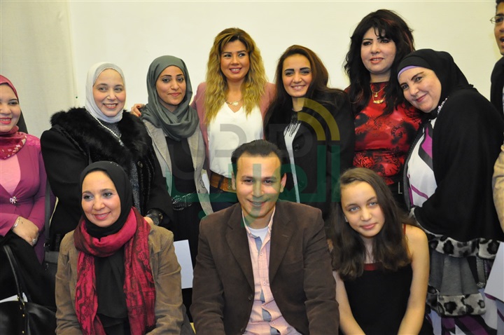 بالصور.. رانيا فريد شوقي تفتتح معرض "لمسة أمل" للفن التشكيلى
