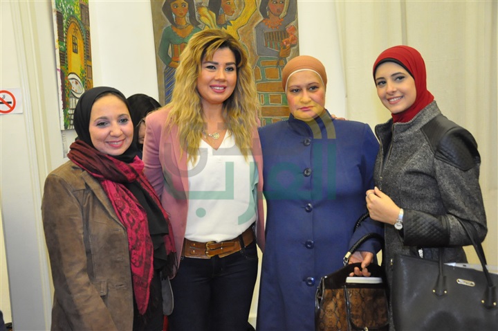 بالصور.. رانيا فريد شوقي تفتتح معرض "لمسة أمل" للفن التشكيلى