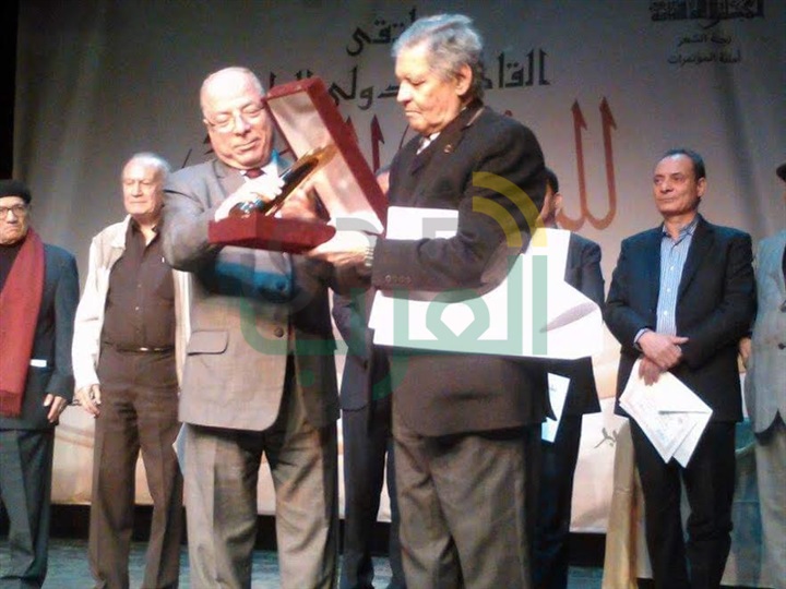 أبو سنة يحصد جائزة الملتقى الدولى الرابع للشعر العربى