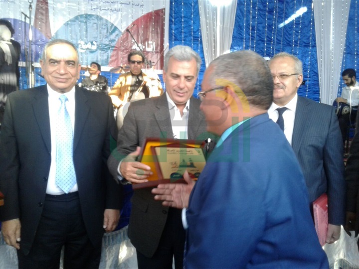  بالصور.. جابر نصار يكرم أول عميد من متحدي الإعاقة