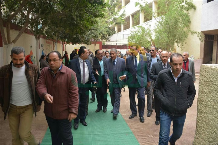 بالصور ... حب شبرا الخيمة تهدى جهاز كمبيوتر لمدرسة ابتدائية 