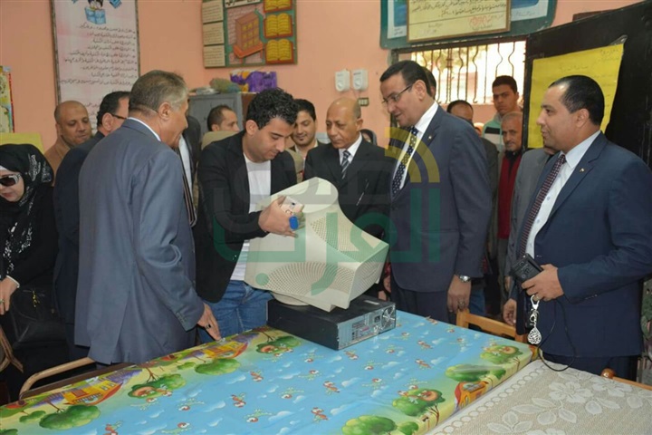 بالصور ... حب شبرا الخيمة تهدى جهاز كمبيوتر لمدرسة ابتدائية 