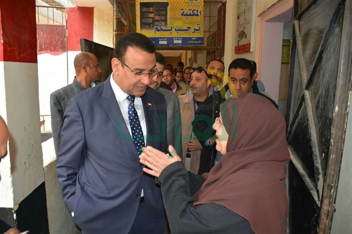 بالصور ... حب شبرا الخيمة تهدى جهاز كمبيوتر لمدرسة ابتدائية 