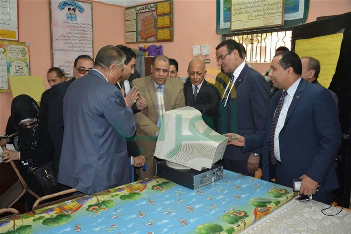 بالصور ... حب شبرا الخيمة تهدى جهاز كمبيوتر لمدرسة ابتدائية 