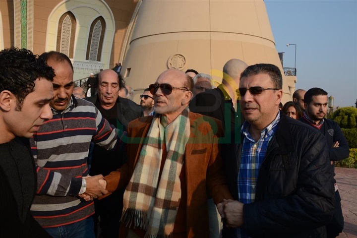 بالصور .. محمد صبحي يشيع جنازة زوجته نفين رامز