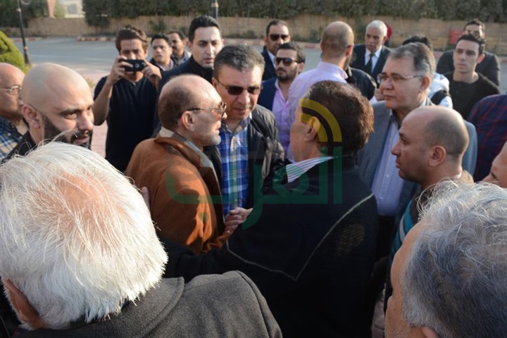بالصور .. محمد صبحي يشيع جنازة زوجته نفين رامز