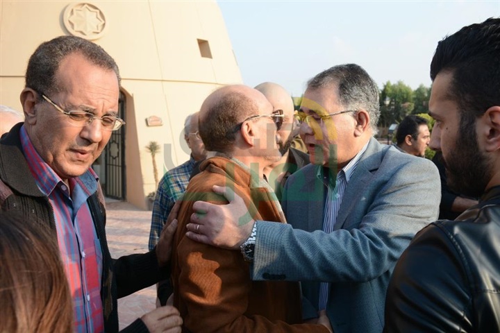 بالصور .. محمد صبحي يشيع جنازة زوجته نفين رامز