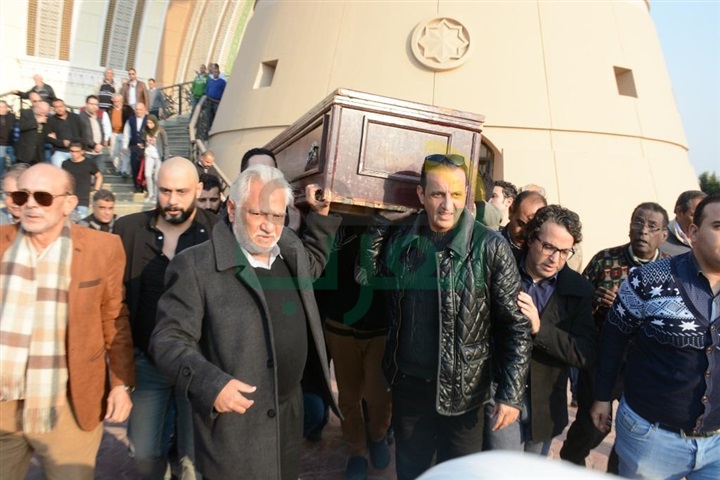 بالصور .. محمد صبحي يشيع جنازة زوجته نفين رامز