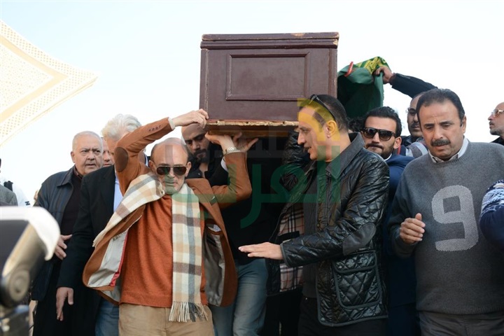بالصور .. محمد صبحي يشيع جنازة زوجته نفين رامز