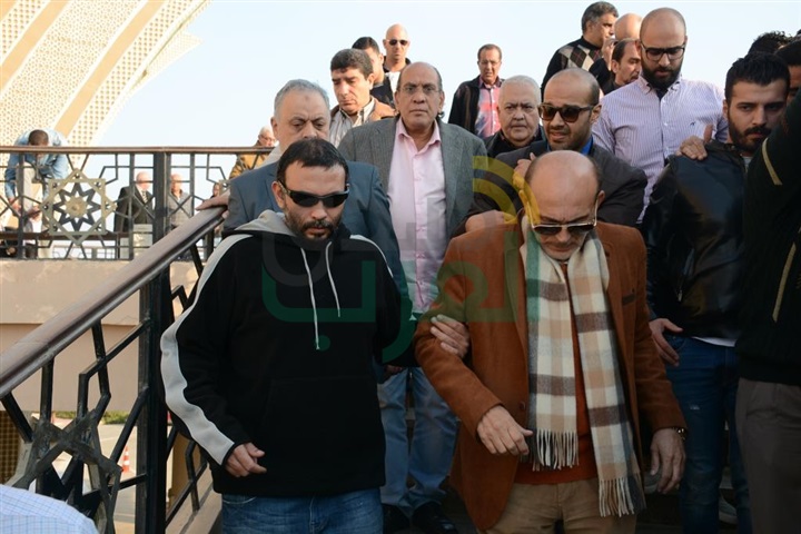 بالصور .. محمد صبحي يشيع جنازة زوجته نفين رامز