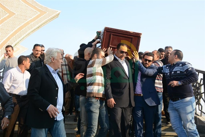 بالصور .. محمد صبحي يشيع جنازة زوجته نفين رامز