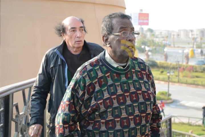 بالصور .. محمد صبحي يشيع جنازة زوجته نفين رامز