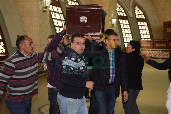 بالصور .. محمد صبحي يشيع جنازة زوجته نفين رامز