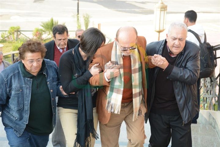 بالصور .. محمد صبحي يشيع جنازة زوجته نفين رامز