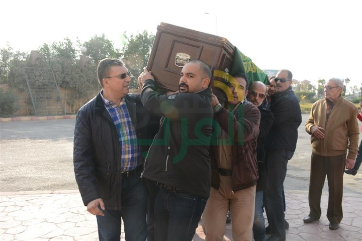 بالصور .. محمد صبحي يشيع جنازة زوجته نفين رامز