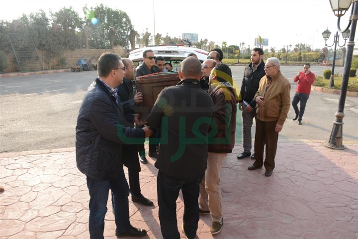بالصور .. محمد صبحي يشيع جنازة زوجته نفين رامز