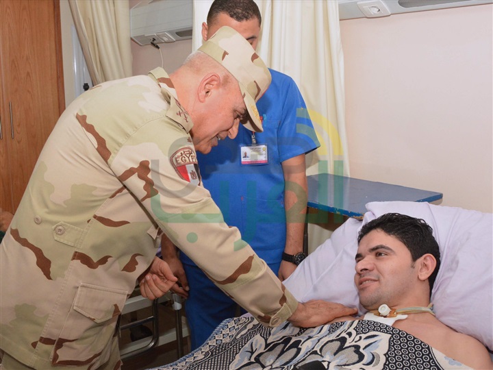 بالصور.. وزير الدفاع يزور مصابي المواجهات مع الإرهاب بسيناء