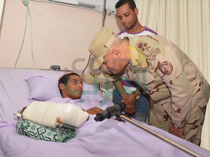 بالصور.. وزير الدفاع يزور مصابي المواجهات مع الإرهاب بسيناء