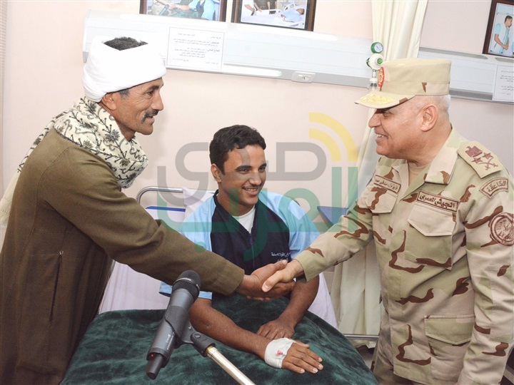 بالصور.. وزير الدفاع يزور مصابي المواجهات مع الإرهاب بسيناء