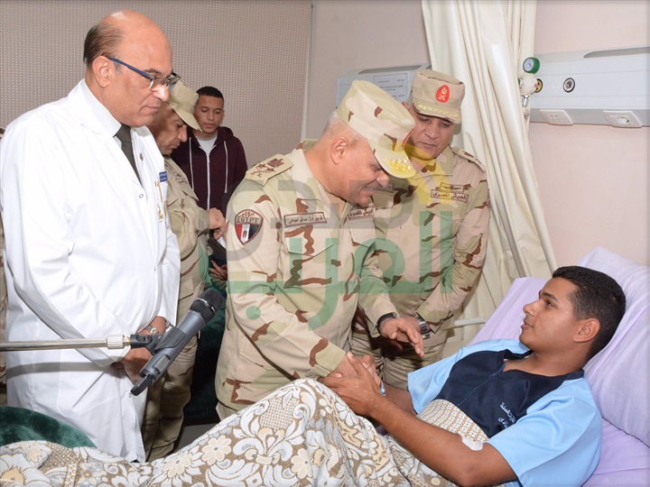 بالصور.. وزير الدفاع يزور مصابي المواجهات مع الإرهاب بسيناء