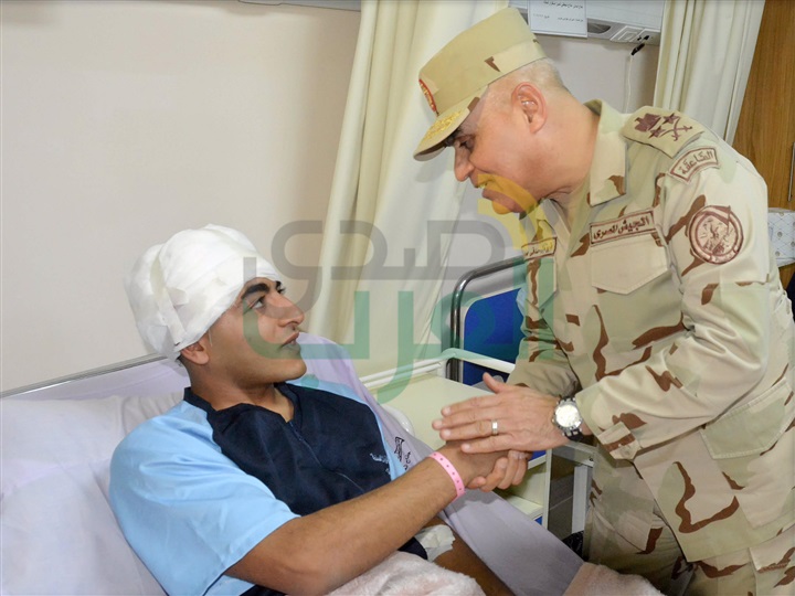 بالصور.. وزير الدفاع يزور مصابي المواجهات مع الإرهاب بسيناء
