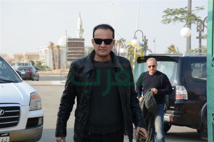 بالصور .. محمد صبحي يشيع جنازة زوجته نفين رامز
