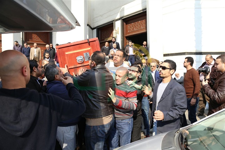 بالصور.. يحيى الفخراني وإلهام شاهين في جنازة الكاتب محمود أبو زيد بالصور.. يحيى الفخراني وإلهام شاهين في جنازة الكاتب محمود أبو زيد