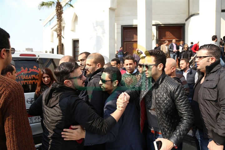 بالصور.. يحيى الفخراني وإلهام شاهين في جنازة الكاتب محمود أبو زيد بالصور.. يحيى الفخراني وإلهام شاهين في جنازة الكاتب محمود أبو زيد