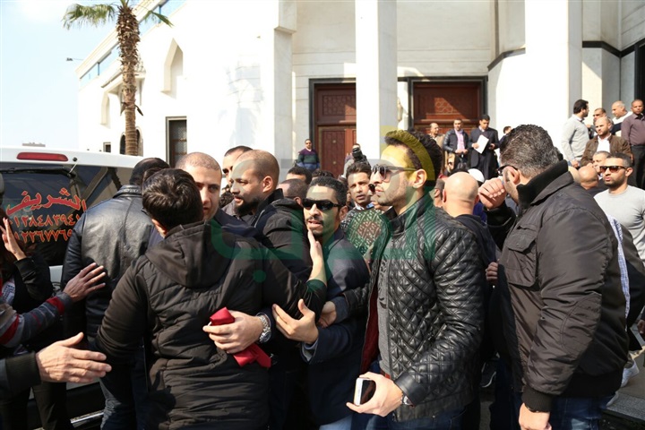بالصور.. يحيى الفخراني وإلهام شاهين في جنازة الكاتب محمود أبو زيد بالصور.. يحيى الفخراني وإلهام شاهين في جنازة الكاتب محمود أبو زيد