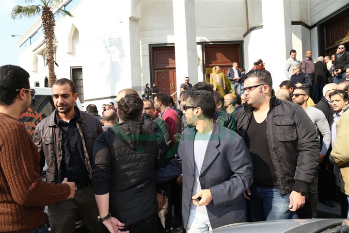 بالصور.. يحيى الفخراني وإلهام شاهين في جنازة الكاتب محمود أبو زيد بالصور.. يحيى الفخراني وإلهام شاهين في جنازة الكاتب محمود أبو زيد
