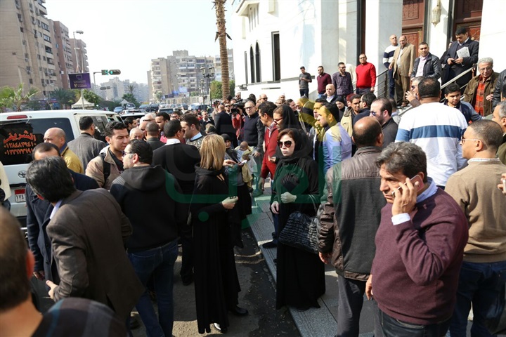 بالصور.. يحيى الفخراني وإلهام شاهين في جنازة الكاتب محمود أبو زيد بالصور.. يحيى الفخراني وإلهام شاهين في جنازة الكاتب محمود أبو زيد