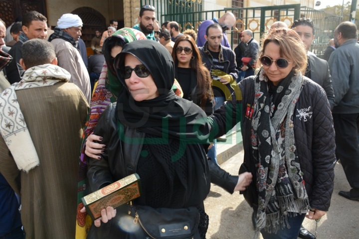 بالصور.. وصول جثمان الفنانة زبيدة ثروت إلى مسجد السيدة نفيسة بالصور.. وصول جثمان الفنانة زبيدة ثروت إلى مسجد السيدة نفيسة