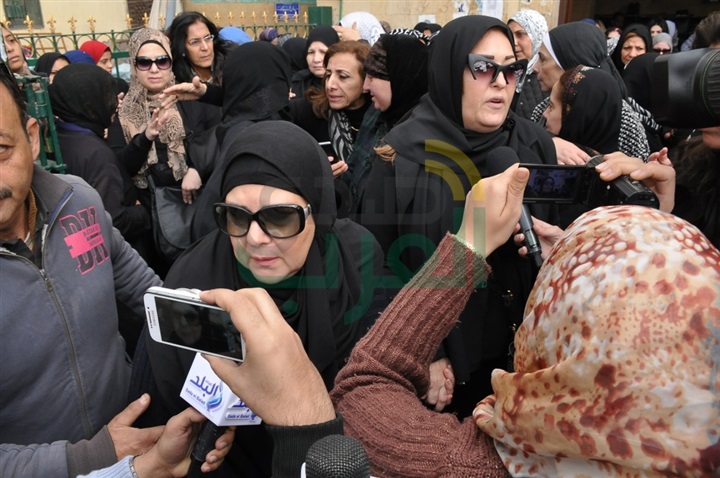 بالصور.. نجوم الفن والإعلام فى جنازة زبيدة ثروت