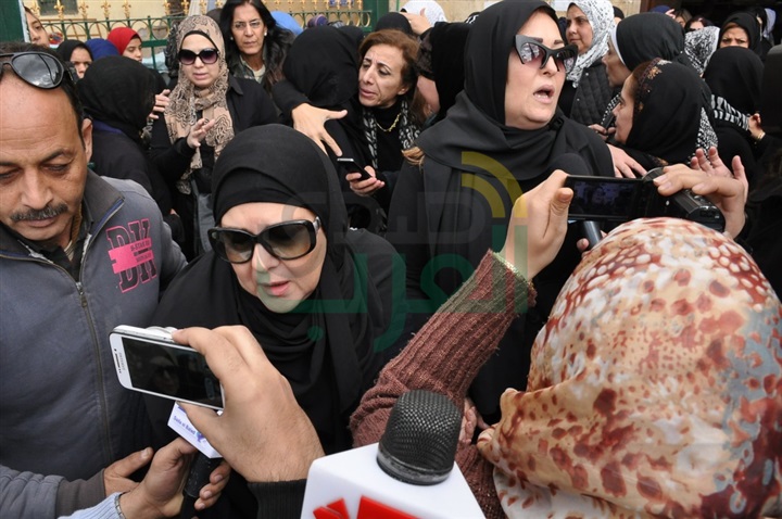 بالصور.. نجوم الفن والإعلام فى جنازة زبيدة ثروت