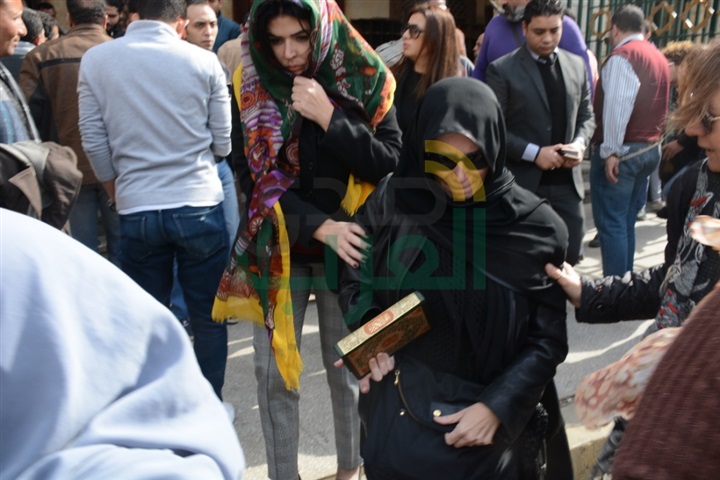 بالصور.. نجوم الفن والإعلام فى جنازة زبيدة ثروت