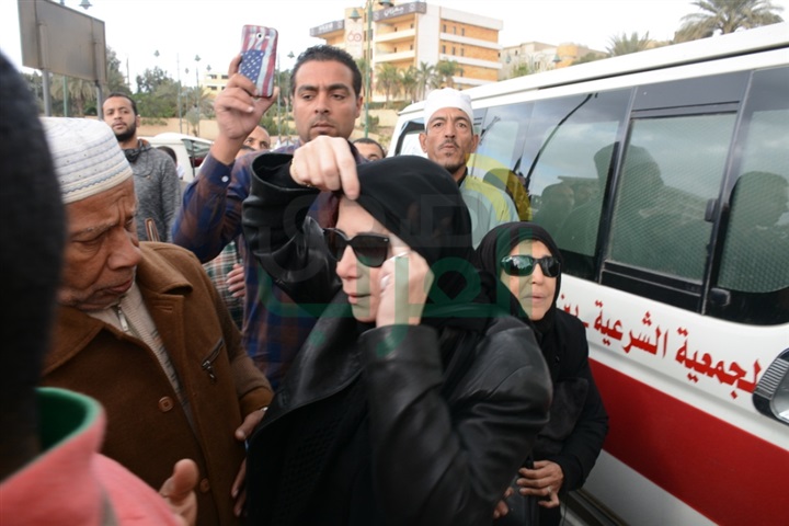 بالصور.. نجوم الفن والإعلام فى جنازة زبيدة ثروت