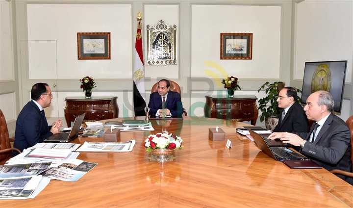 السيسى يلتقى وزير الإسكان 