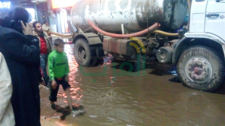 بالصور.. انفجار ماسورة مياه يتسبب في غلق شوارع قليوب